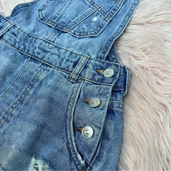 Divided size 2 jean short overalls with a distressed style - Picture 15 of 16